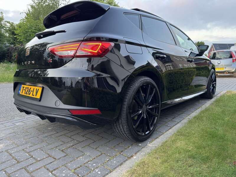 Zwart Gebruikt 2016 Seat Leon FR Hatchback | € 12.750 (Duur) - Afbeelding 1/4