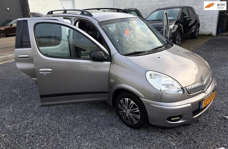 Grijs (metallic) Occasion 2004 Toyota Yaris Verso Sol MPV | € 2.749 (Eerlijke prijs) - Afbeelding 1/4