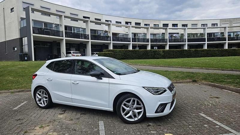 Wit Gebruikt 2021 Seat Ibiza FR Hatchback | € 13.300 (Goede deal) - Afbeelding 1/4
