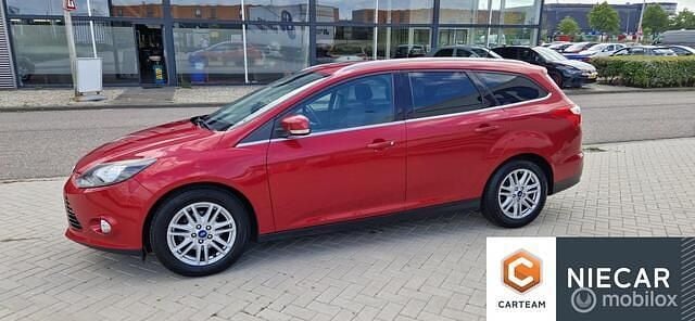 Rood Gebruikt 2013 Ford Focus Titanium Stationwagen | € 3.995 (Goede deal) - Afbeelding 1/4