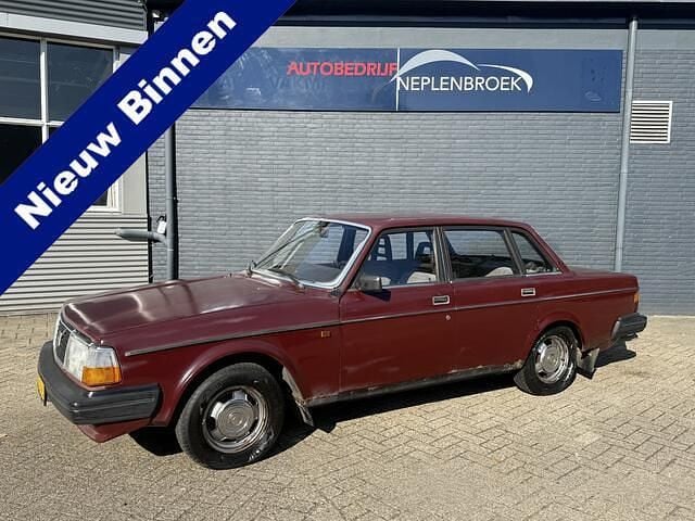 Rood Gebruikt 1982 Volvo 240 Sedan | € 4.950 - Afbeelding 1/4