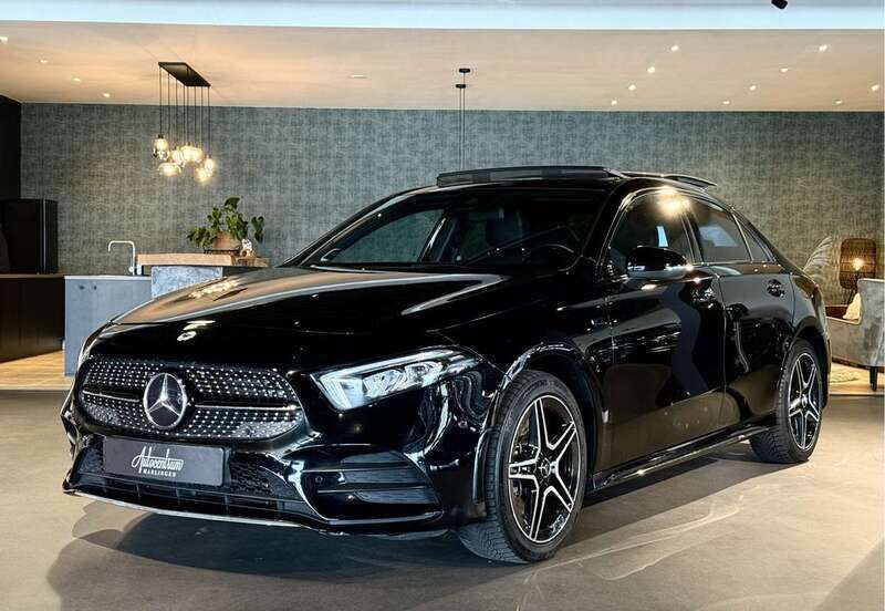 Zwart Gebruikt 2021 Mercedes A250 AMG Sedan | € 31.950 (Eerlijke prijs) - Afbeelding 1/4