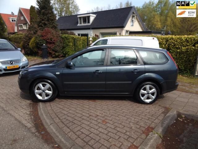 Grijs Gebruikt 2007 Ford Focus Futura Stationwagen | € 1.499 (Eerlijke prijs) - Afbeelding 1/4