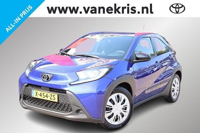 Blauw Gebruikt 2024 Toyota Aygo X Play SUV | € 16.997 - Afbeelding 1/4