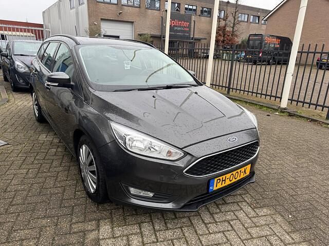Grijs Occasion 2017 Ford Focus Stationwagen | € 4.399 - Afbeelding 1/4
