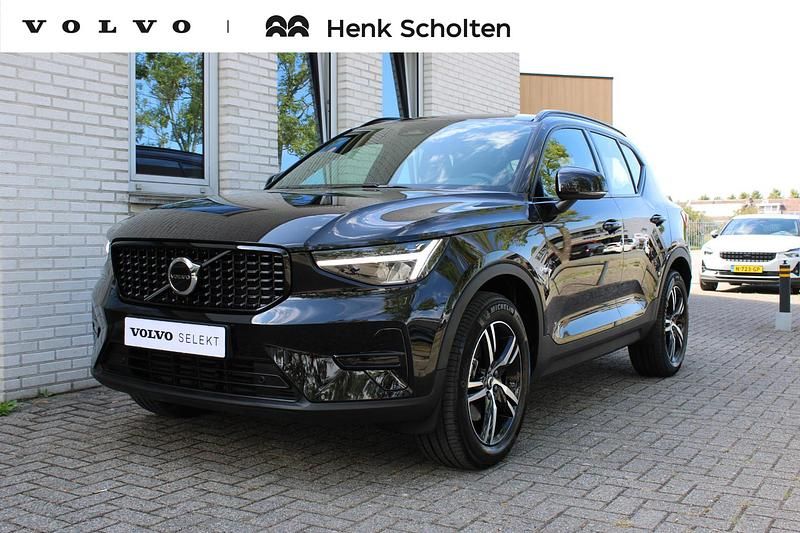 Zwart Gebruikt 2025 Volvo XC40 Plus SUV | € 44.950 (Eerlijke prijs) - Afbeelding 1/3