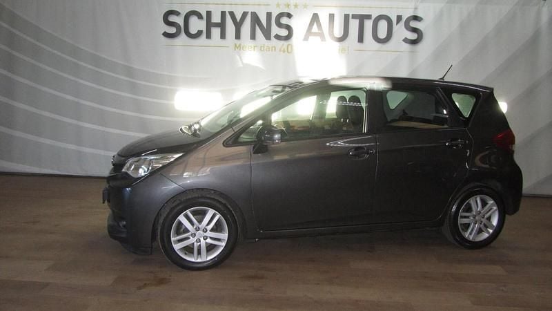 Grijs (metallic) Gebruikt 2011 Subaru Trezia Hatchback | € 4.450 - Afbeelding 1/4