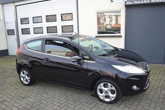 Zwart (metallic) Gebruikt 2011 Ford Fiesta Titanium Hatchback | € 3.600 (Eerlijke prijs) - Afbeelding 1/4