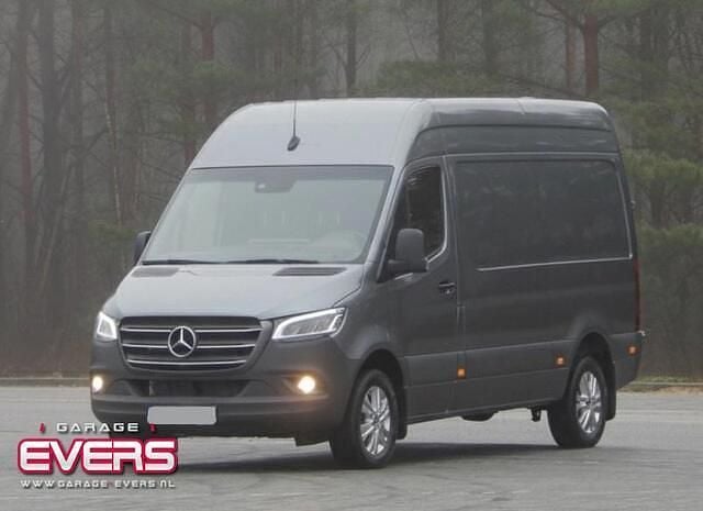 Grijs (metallic) Gebruikt 2023 Mercedes Sprinter Van | € 44.500 (Goede deal) - Afbeelding 1/4