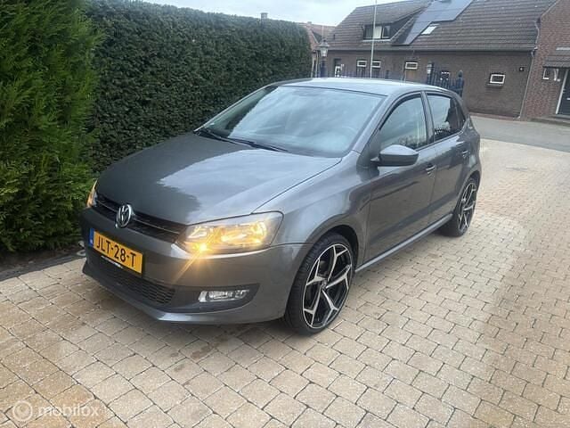 Grijs Gebruikt 2011 VW Polo Highline Hatchback | € 6.500 (Eerlijke prijs) - Afbeelding 1/4