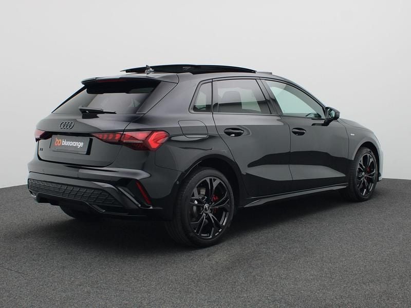 Nieuw Audi A3 Sportback e-tron Competition 15 PK (11 kW) 2026 Zwart Hatchback