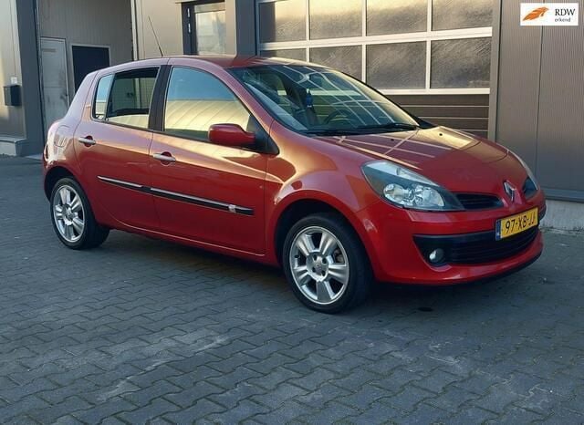 Rood Gebruikt 2007 Renault Clio II Hatchback | € 1.350 (Goede deal) - Afbeelding 1/4