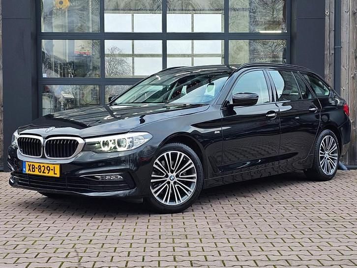 Zwart Occasion 2018 BMW 520 Executive Stationwagen | € 24.450 (Goede deal) - Afbeelding 1/4