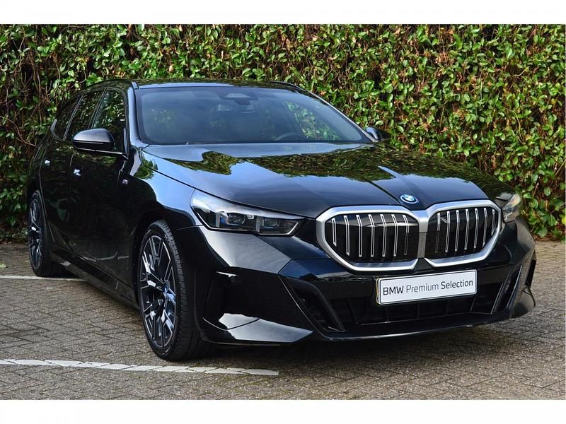 Saphirschwarz (donker zwart metallic) Gebruikt 2024 BMW 530e Shadowline Stationwagen | € 63.950 - Afbeelding 1/1