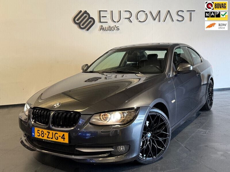 Grijs Gebruikt 2012 BMW 320 Coupé | € 7.950 (Goede deal) - Afbeelding 1/4