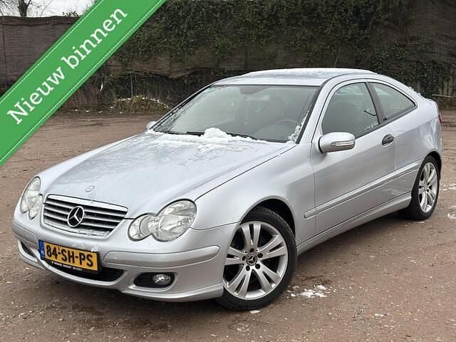 Grijs Occasion 2006 Mercedes C180 Coupé | € 3.199 (Eerlijke prijs) - Afbeelding 1/4