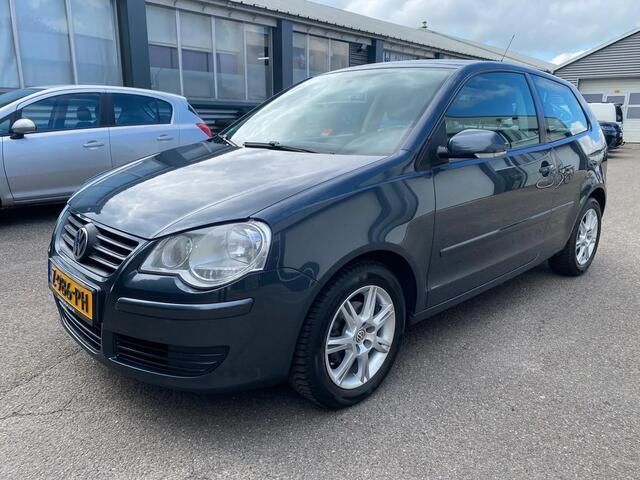 Grijs, metallic lak Gebruikt 2006 VW Polo Hatchback | € 3.250 (Eerlijke prijs) - Afbeelding 1/4