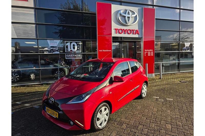 Rood Gebruikt 2015 Toyota Aygo X-play Hatchback | € 8.549 (Eerlijke prijs) - Afbeelding 1/1