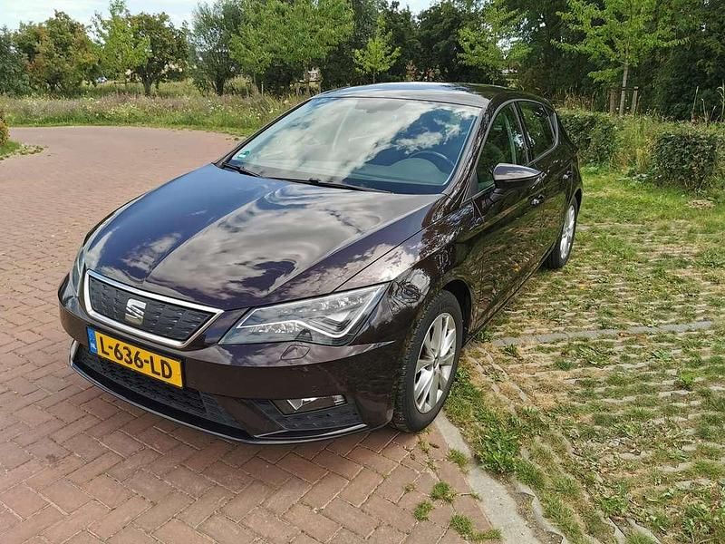 Paars Gebruikt 2017 Seat Leon ST Stationwagen | € 12.500 (Eerlijke prijs) - Afbeelding 1/4