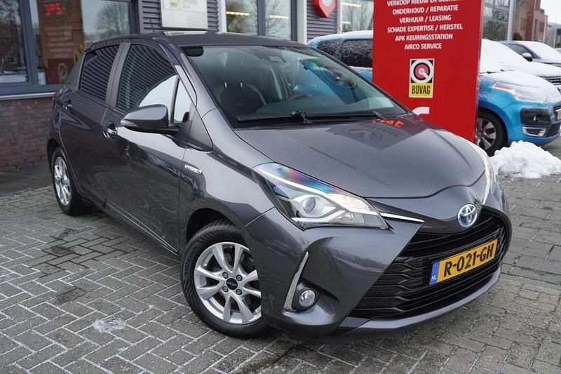 Grijs Occasion 2019 Toyota Yaris Hybrid Hatchback | € 16.495 (Eerlijke prijs) - Afbeelding 1/4