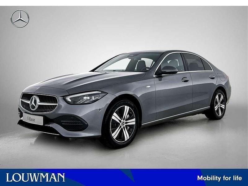 Grijs Nieuw 2025 Mercedes C300e Business Sedan | € 58.496 (Super prijs) - Afbeelding 1/4