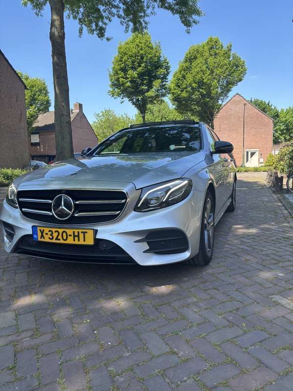 Grijs Gebruikt 2019 Mercedes E300 Premium Plus Stationwagen | € 19.000 - Afbeelding 1/4