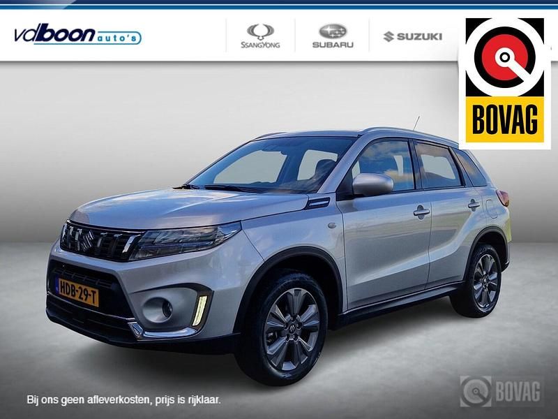 Grijs, metallic lak Occasion 2024 Suzuki Vitara SUV | € 24.750 (Eerlijke prijs) - Afbeelding 1/3