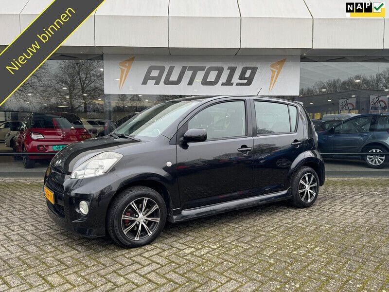 Zwart Gebruikt 2006 Daihatsu Sirion Hatchback | € 1.619 (Duur) - Afbeelding 1/3