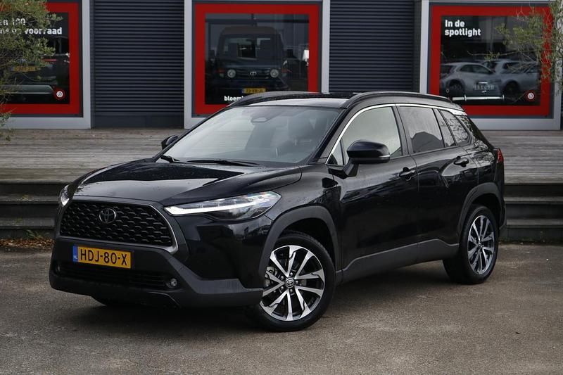 Zwart Gebruikt 2025 Toyota Corolla Cross Style SUV | € 38.400 (Eerlijke prijs) - Afbeelding 1/1
