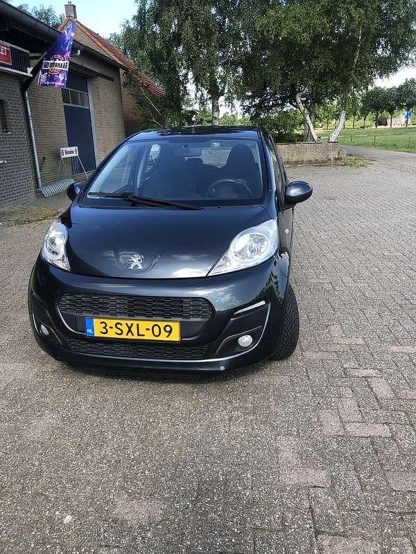 Grijs Gebruikt 2013 Peugeot 107 Active Hatchback | € 4.950 (Eerlijke prijs) - Afbeelding 1/4