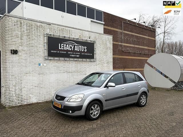 Grijs Gebruikt 2007 Kia Rio Hatchback | € 2.249 (Eerlijke prijs) - Afbeelding 1/4