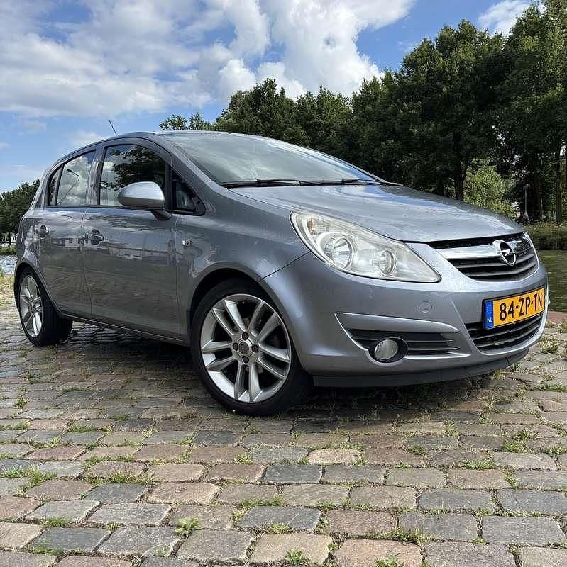 Grijs Gebruikt 2008 Opel Corsa Enjoy MPV | € 2.750 (Iets duurder) - Afbeelding 1/4