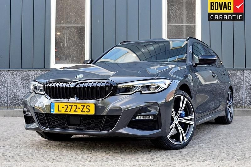 Grijs Gebruikt 2021 BMW 330e M Sport Stationwagen | € 34.950 (Iets duurder) - Afbeelding 1/4