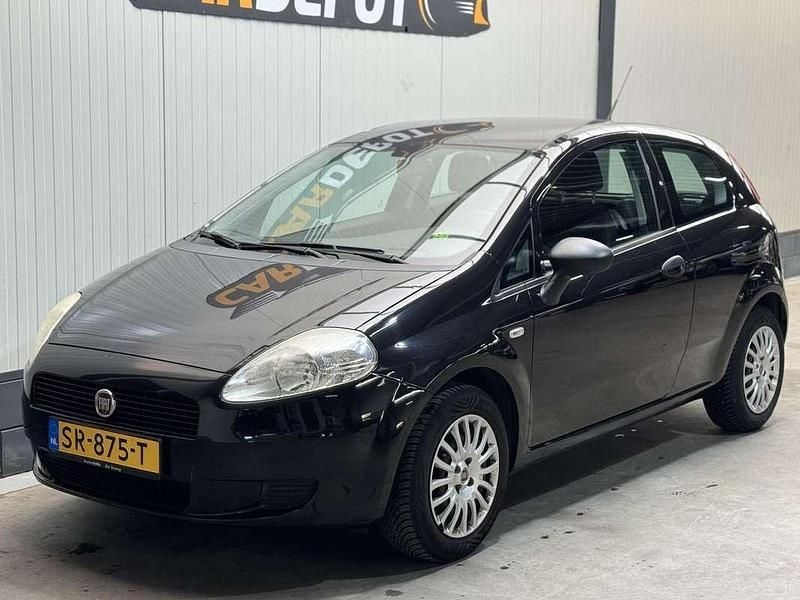 Zwart Gebruikt 2013 Fiat Grande Punto Hatchback | € 2.499 (Iets duurder) - Afbeelding 1/4