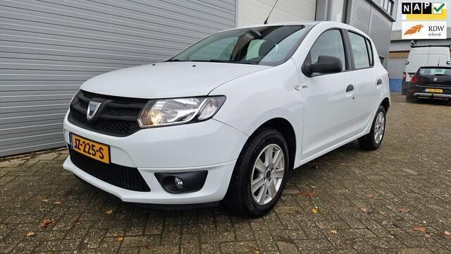 Wit Gebruikt 2016 Dacia Sandero Lauréate Hatchback | € 4.500 - Afbeelding 1/4