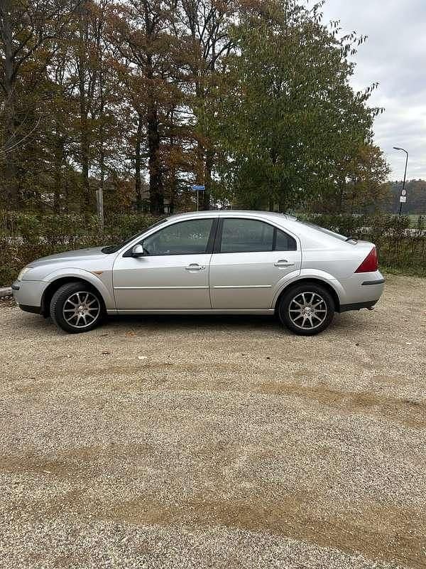 Grijs Gebruikt 2002 Ford Mondeo Trend Hatchback | € 1.600 (Iets duurder) - Afbeelding 1/4