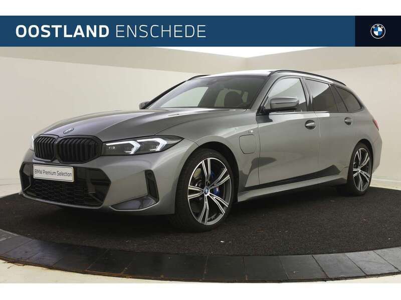 Grijs, metallic lak Gebruikt 2024 BMW 320 M Sport Stationwagen | € 46.950 (Duur) - Afbeelding 1/4