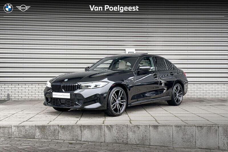 Saphirschwarz metallic (zwart metallic) Gebruikt 2024 BMW 330e M Sport Sedan | € 52.900 (Eerlijke prijs) - Afbeelding 1/4