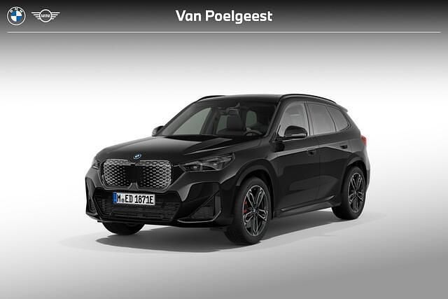 Saphirschwarz metallic (475) (zwart metallic) Nieuw 2025 BMW iX1 M Sport SUV | € 63.252 (Eerlijke prijs) - Afbeelding 1/4