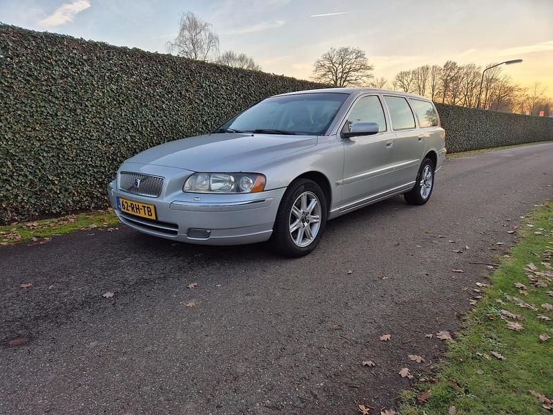 Grijs (metallic) Gebruikt 2005 Volvo V70 Summum Stationwagen | € 3.495 (Super prijs) - Afbeelding 1/4