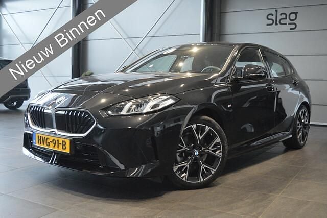 Zwart (metallic) Gebruikt 2024 BMW 120 M Sport Hatchback | € 33.900 (Goede deal) - Afbeelding 1/4