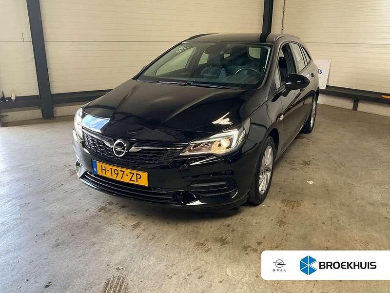 Zwart Gebruikt 2020 Opel Astra Edition Stationwagen | € 14.400 (Eerlijke prijs) - Afbeelding 1/4