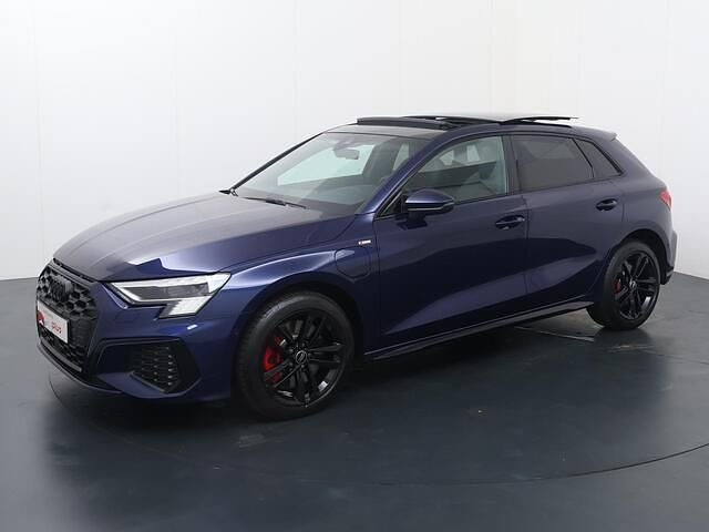 Blauw Gebruikt 2024 Audi A3 Sportback Competition Hatchback | € 43.840 (Iets duurder) - Afbeelding 1/4