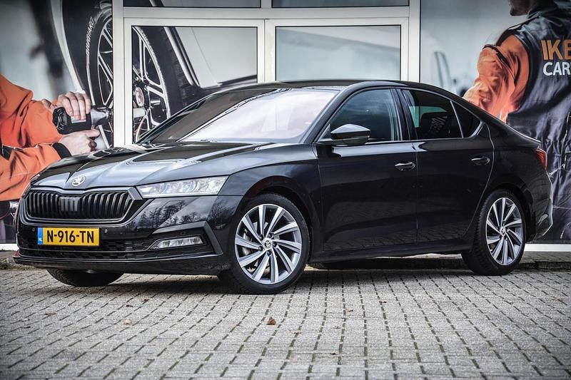 Zwart Occasion 2022 Skoda Octavia Business Line Hatchback | € 24.950 (Eerlijke prijs) - Afbeelding 1/4