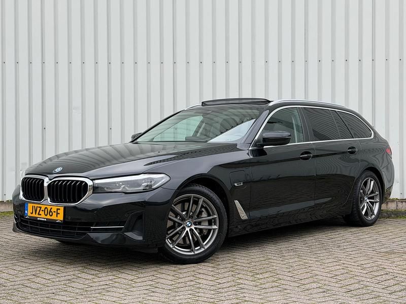 Zwart Occasion 2022 BMW 530 Stationwagen | € 30.945 (Super prijs) - Afbeelding 1/4