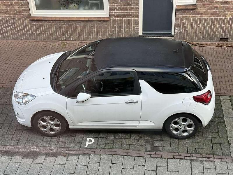 Zwart Gebruikt 2011 Citroën DS3 Chic Hatchback | € 3.700 (Iets duurder) - Afbeelding 1/4