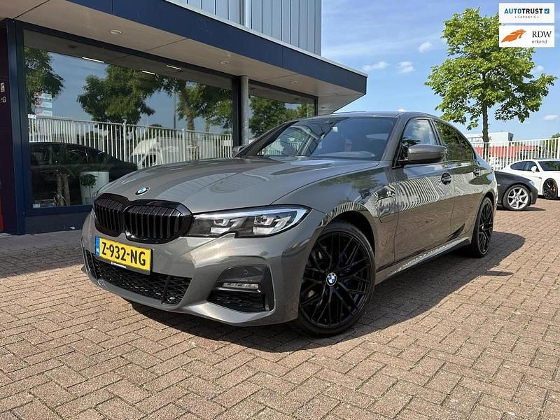 Grijs Occasion 2021 BMW 330e M Sport Sedan | € 31.995 (Goede deal) - Afbeelding 1/4