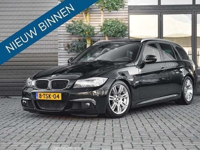 Zwart Gebruikt 2012 BMW 320 Luxury Line Stationwagen | € 5.950 (Super prijs) - Afbeelding 1/4