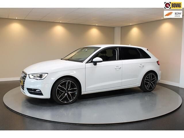 Wit (metallic) Gebruikt 2014 Audi A3 Sportback Ambition Hatchback | € 11.940 (Eerlijke prijs) - Afbeelding 1/4