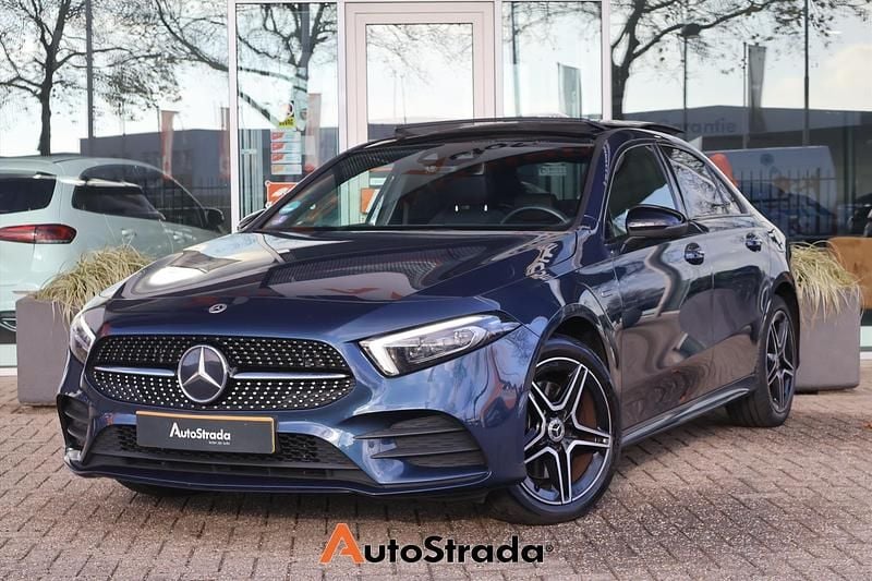 Blauw (metallic) Occasion 2021 Mercedes A250 AMG line Sedan | € 26.700 (Goede deal) - Afbeelding 1/4